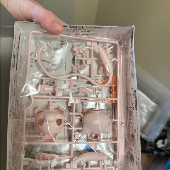 Bandai Pokémon Mew Model Kit - Picture 3 of 3